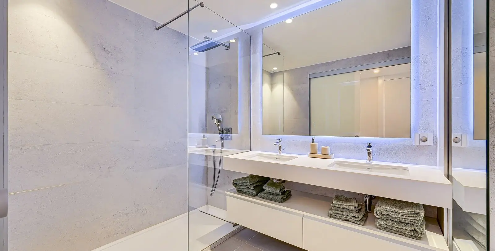 Venta de apartamento en planta media en Estepona 18