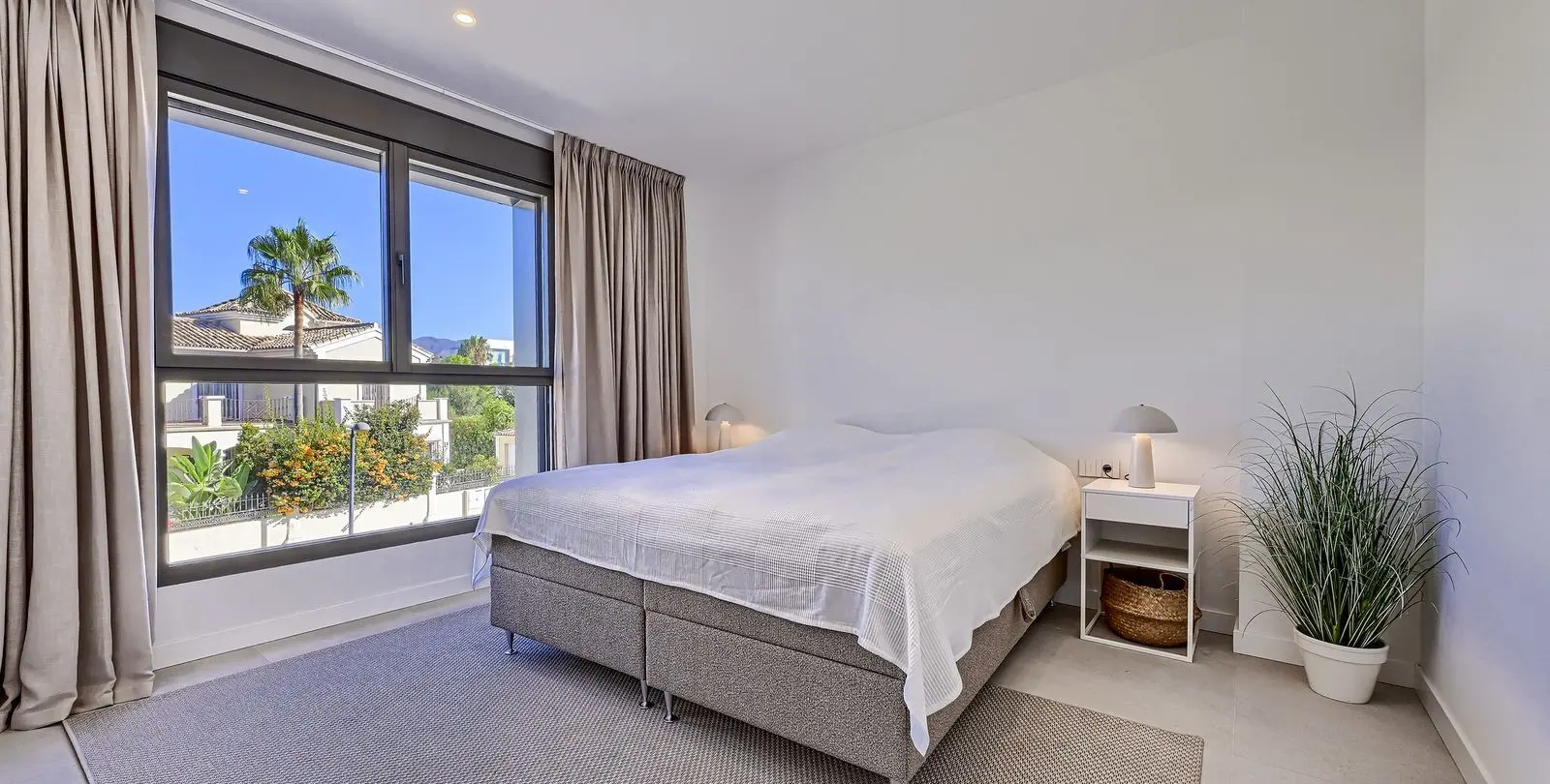 Venta de apartamento en planta media en Estepona 19
