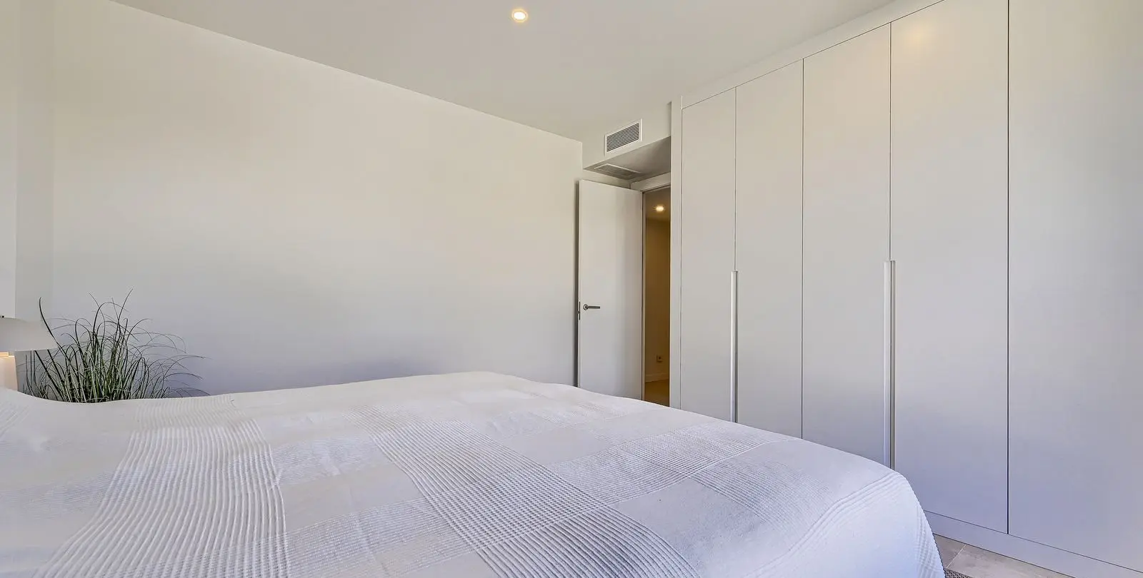 Venta de apartamento en planta media en Estepona 20