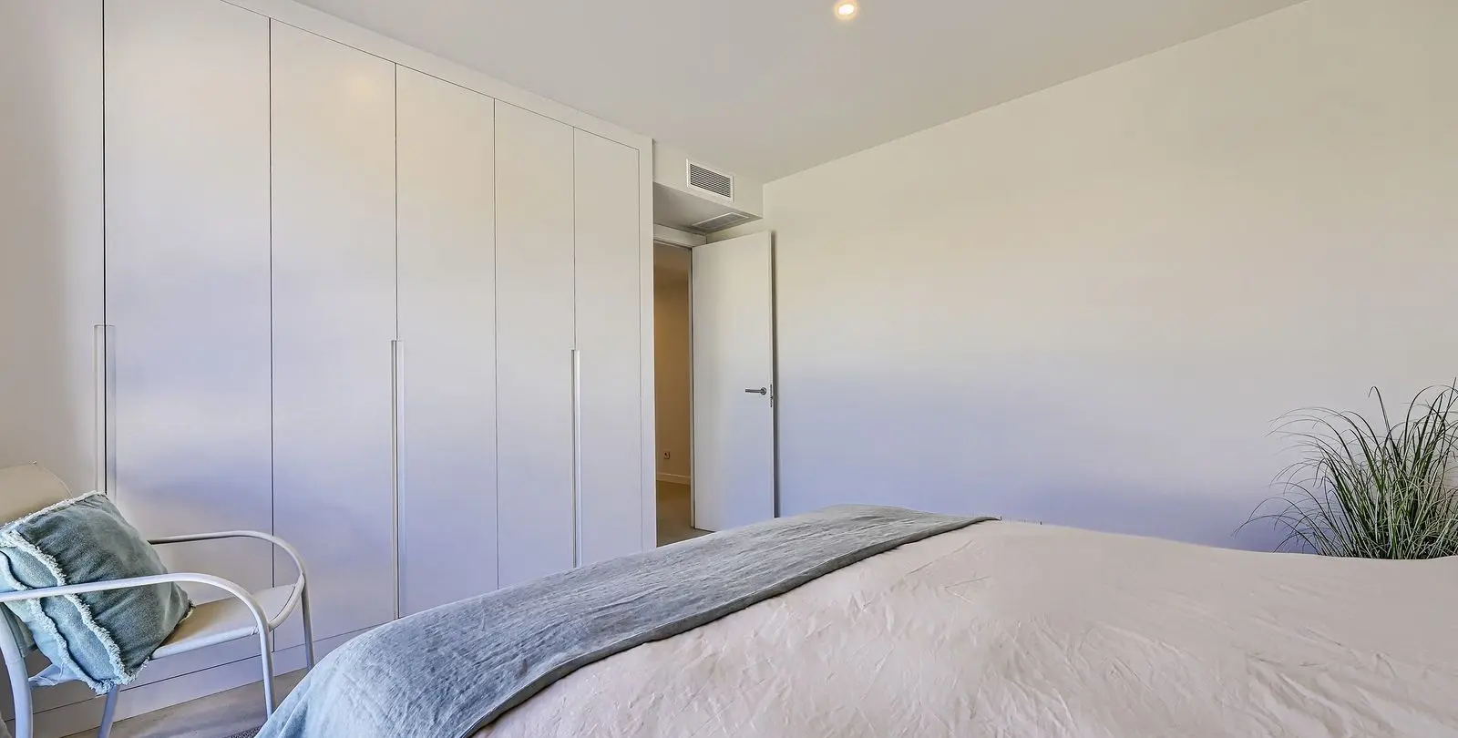Venta de apartamento en planta media en Estepona 22