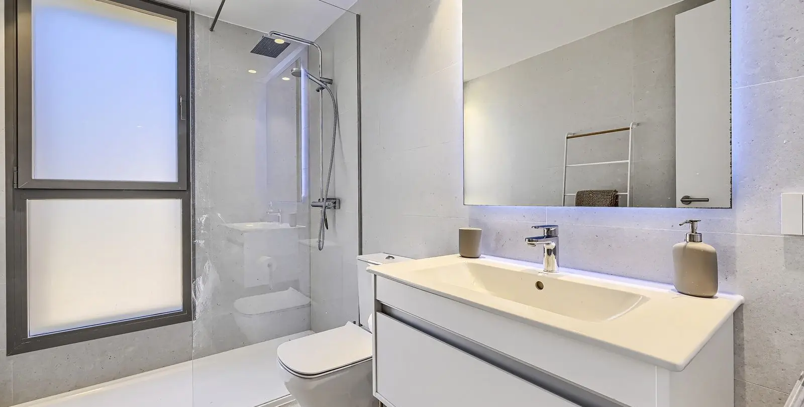 Venta de apartamento en planta media en Estepona 23