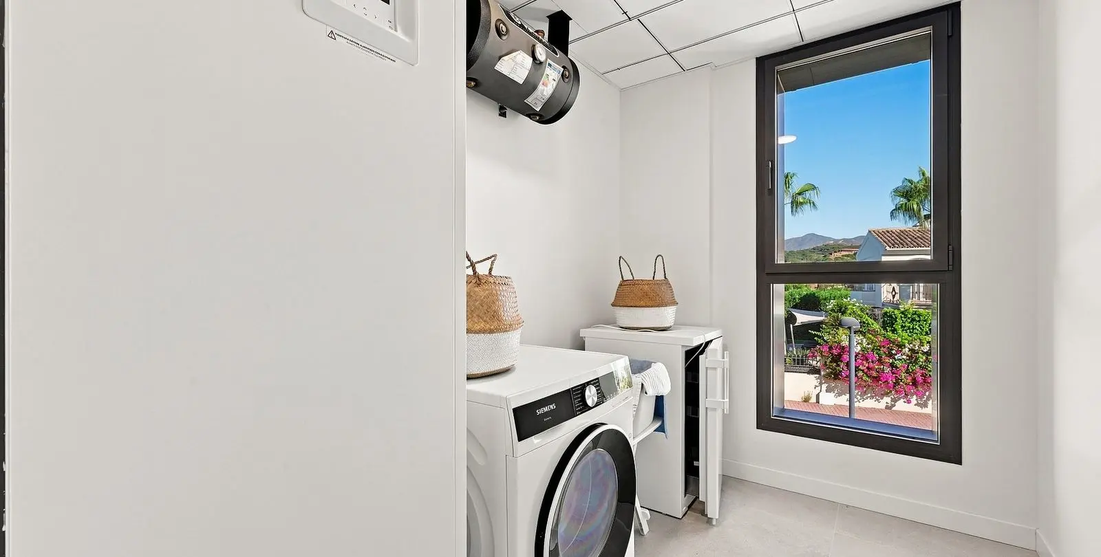 Venta de apartamento en planta media en Estepona 24