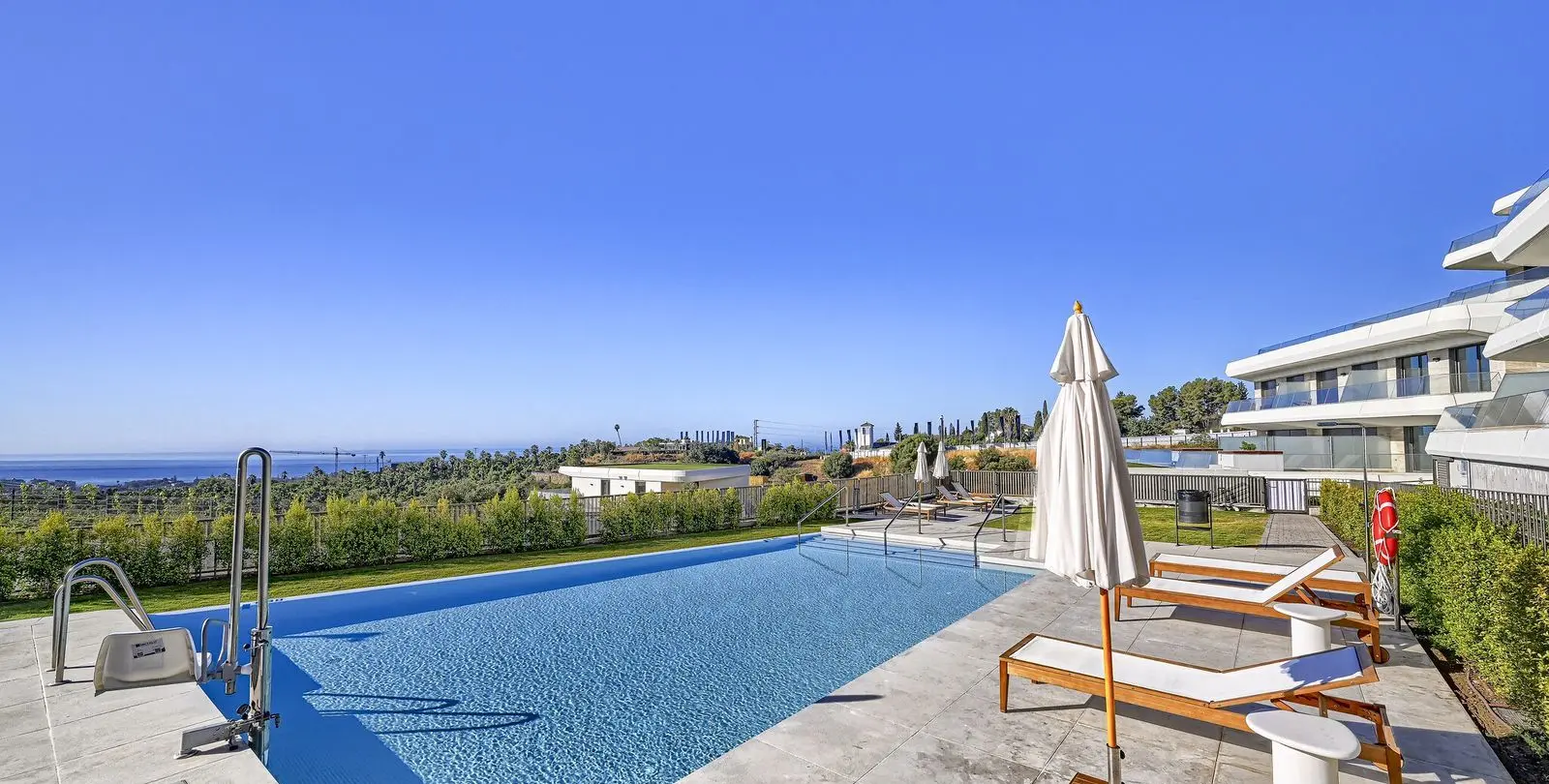 Venta de apartamento en planta media en Estepona 25