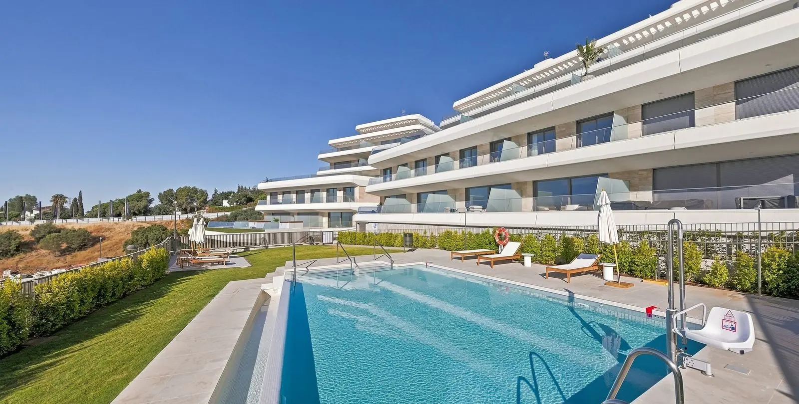 Venta de apartamento en planta media en Estepona 26
