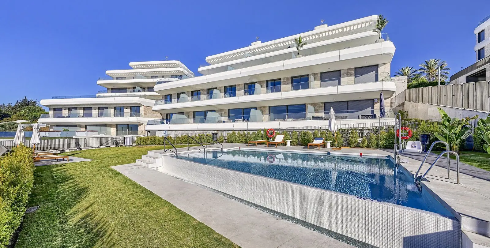 Venta de apartamento en planta media en Estepona 27