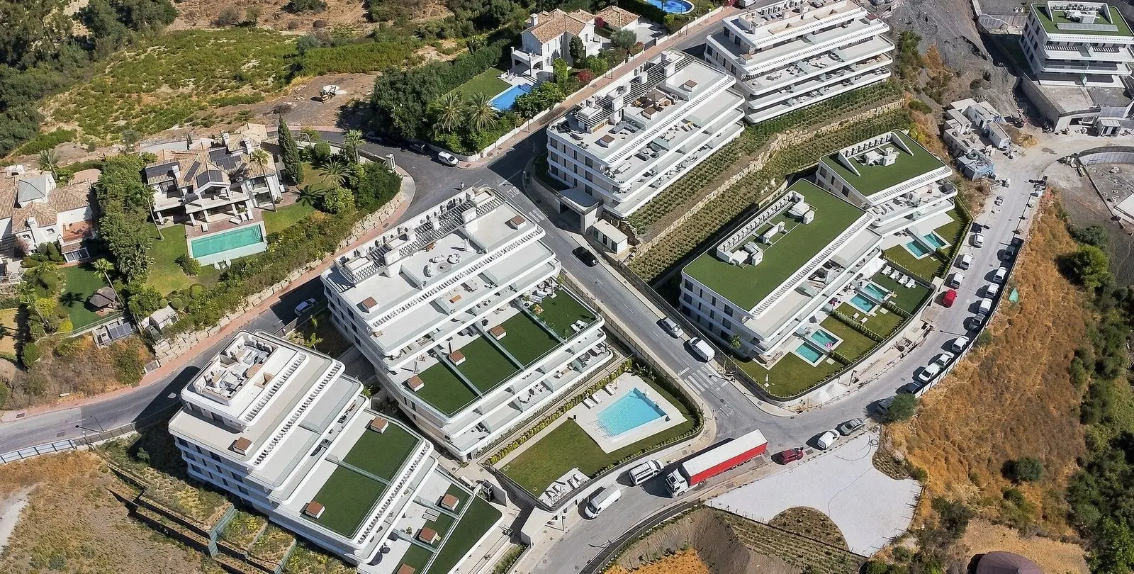 Venta de apartamento en planta media en Estepona 35