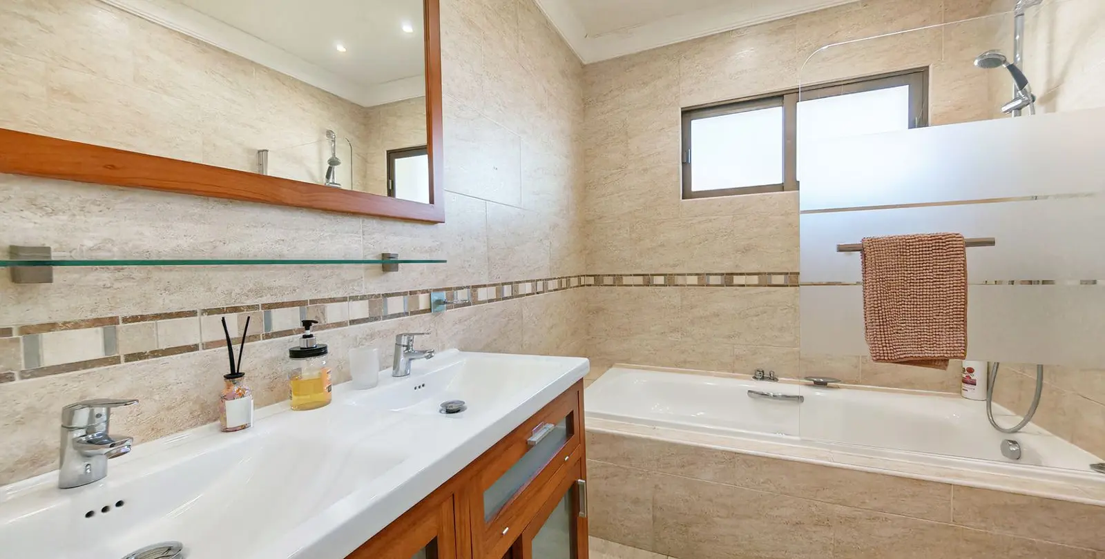 Venta de villa independiente en El Chaparral 11