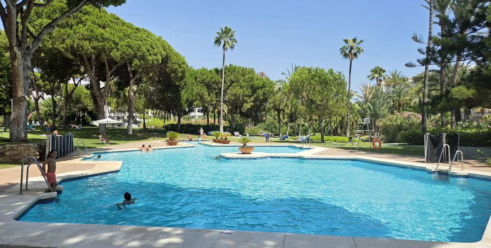Venta de apartamento en planta baja en Puerto Banús 1