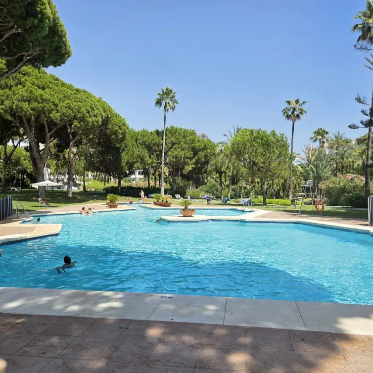 Venta de apartamento en planta baja en Puerto Banús