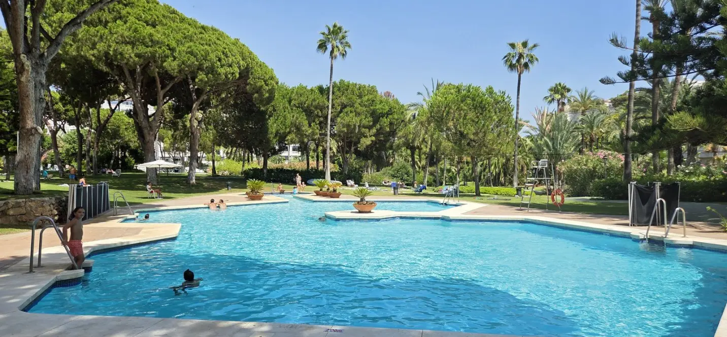 Venta de apartamento en planta baja en Puerto Banús 0