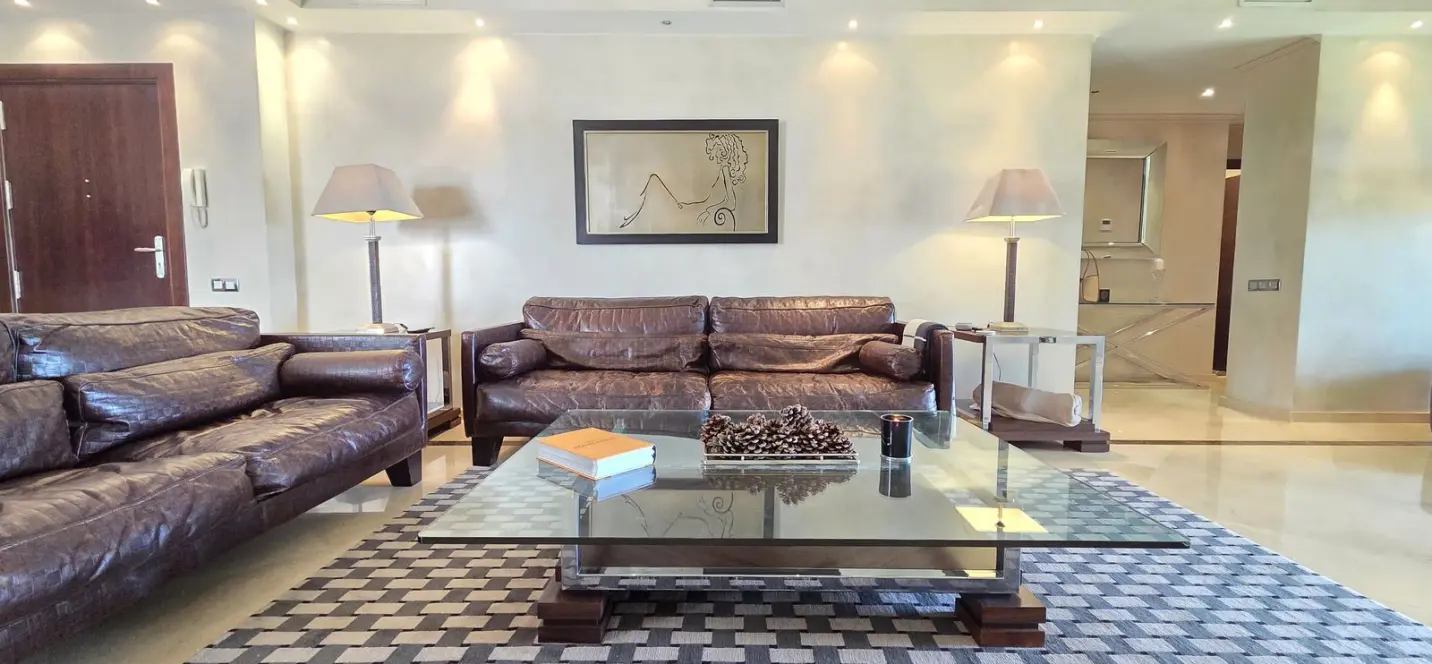 Venta de apartamento en planta baja en Puerto Banús 2