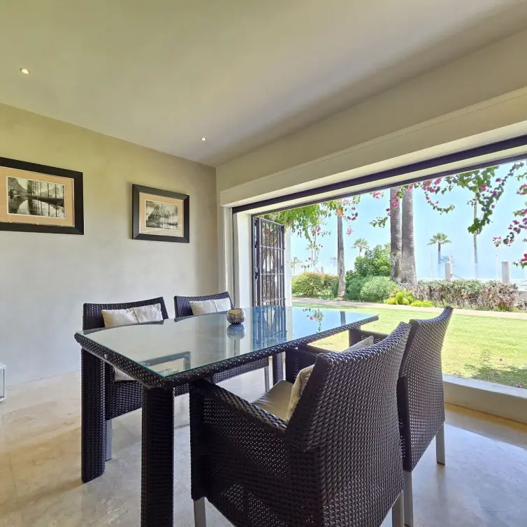 Venta de apartamento en planta baja en Puerto Banús