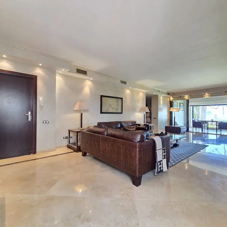 Venta de apartamento en planta baja en Puerto Banús