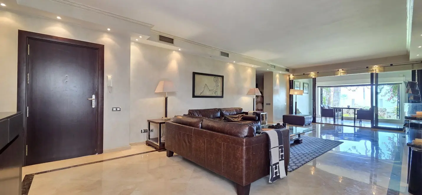 Venta de apartamento en planta baja en Puerto Banús 4