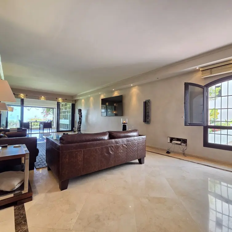 Venta de apartamento en planta baja en Puerto Banús