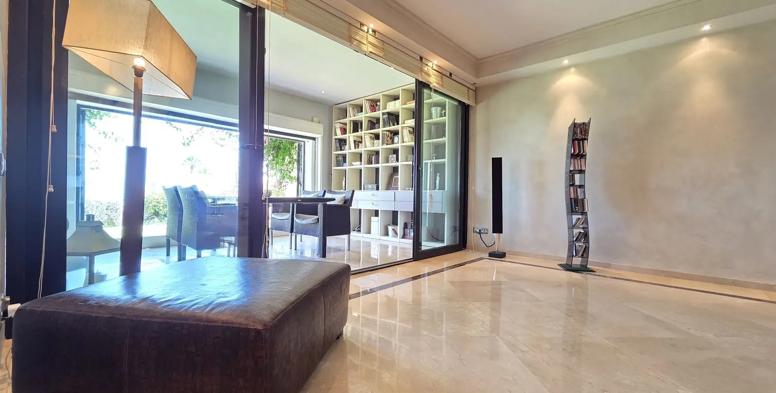 Venta de apartamento en planta baja en Puerto Banús 12