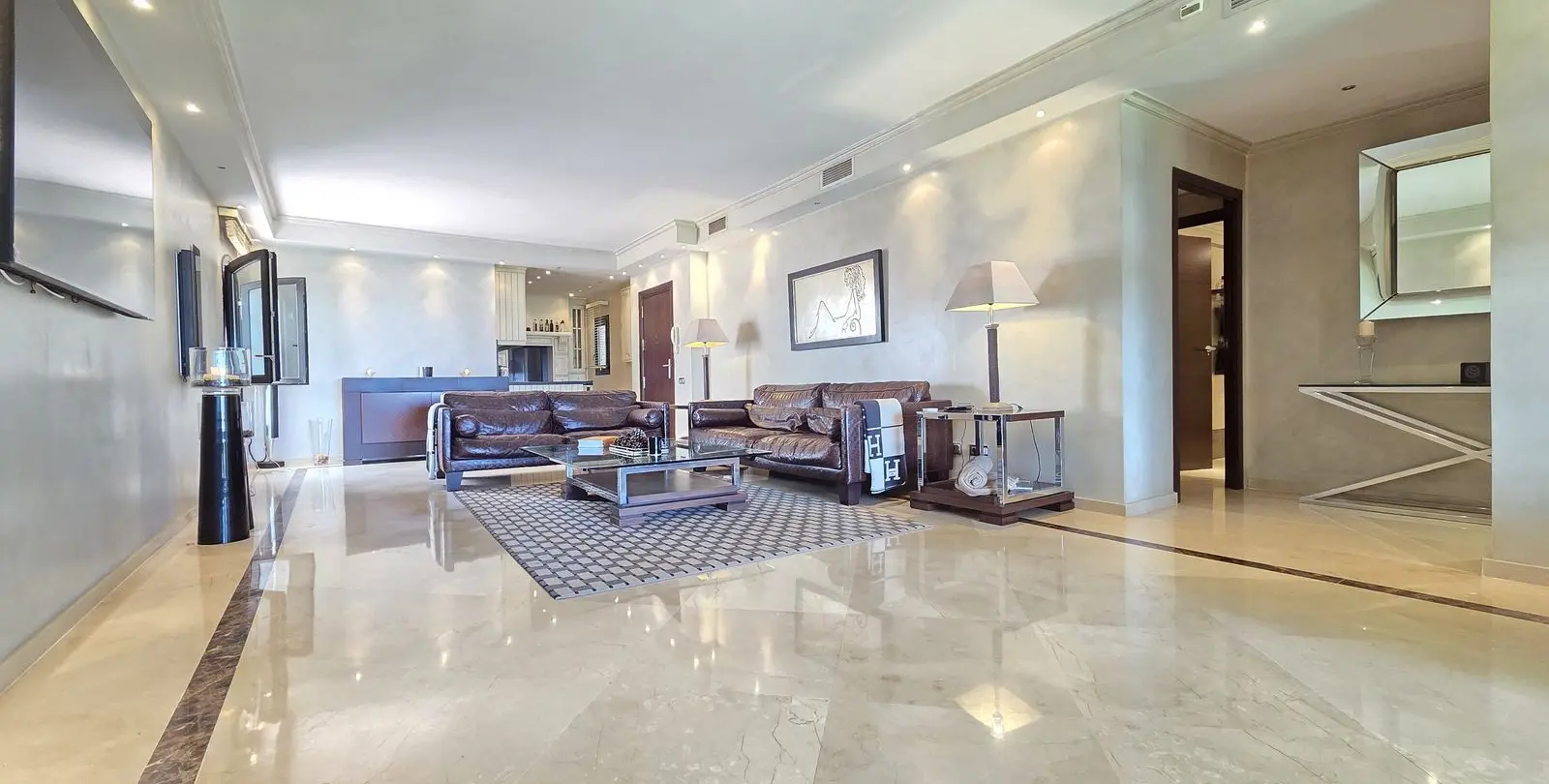 Venta de apartamento en planta baja en Puerto Banús 23
