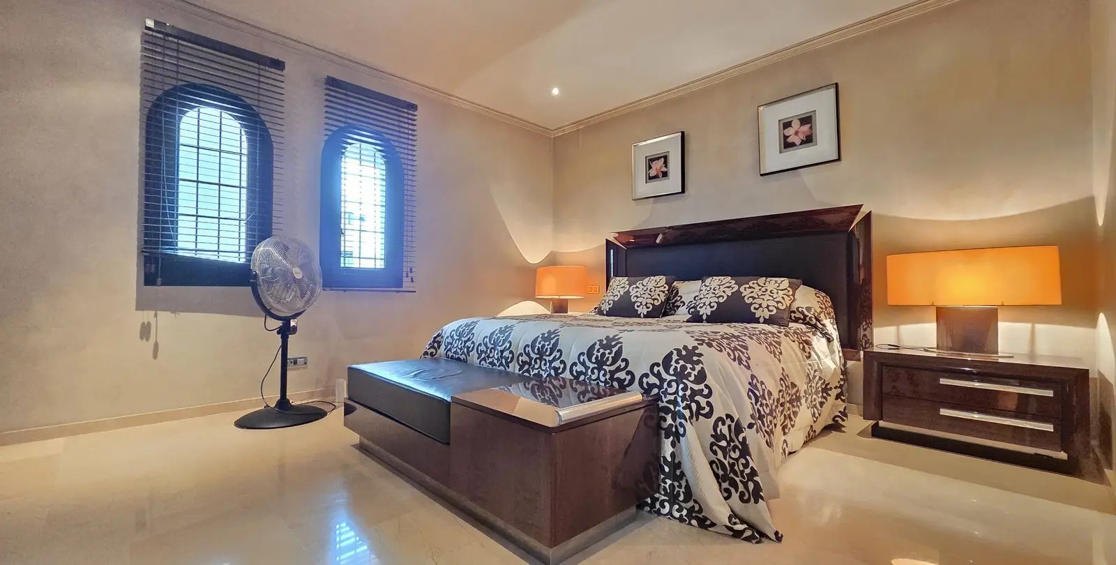 Venta de apartamento en planta baja en Puerto Banús 24