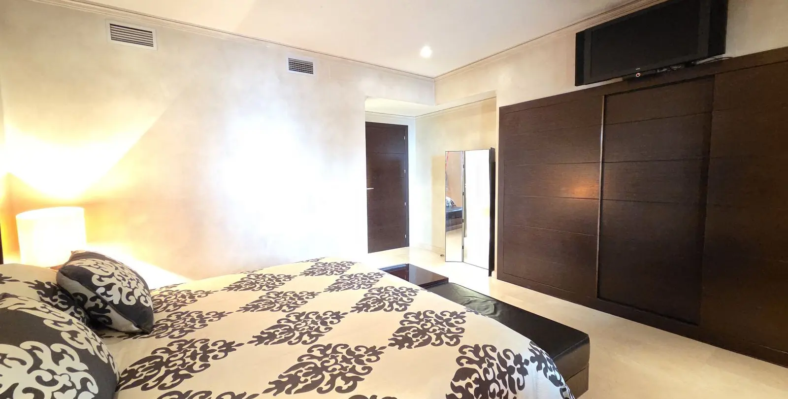 Venta de apartamento en planta baja en Puerto Banús 25
