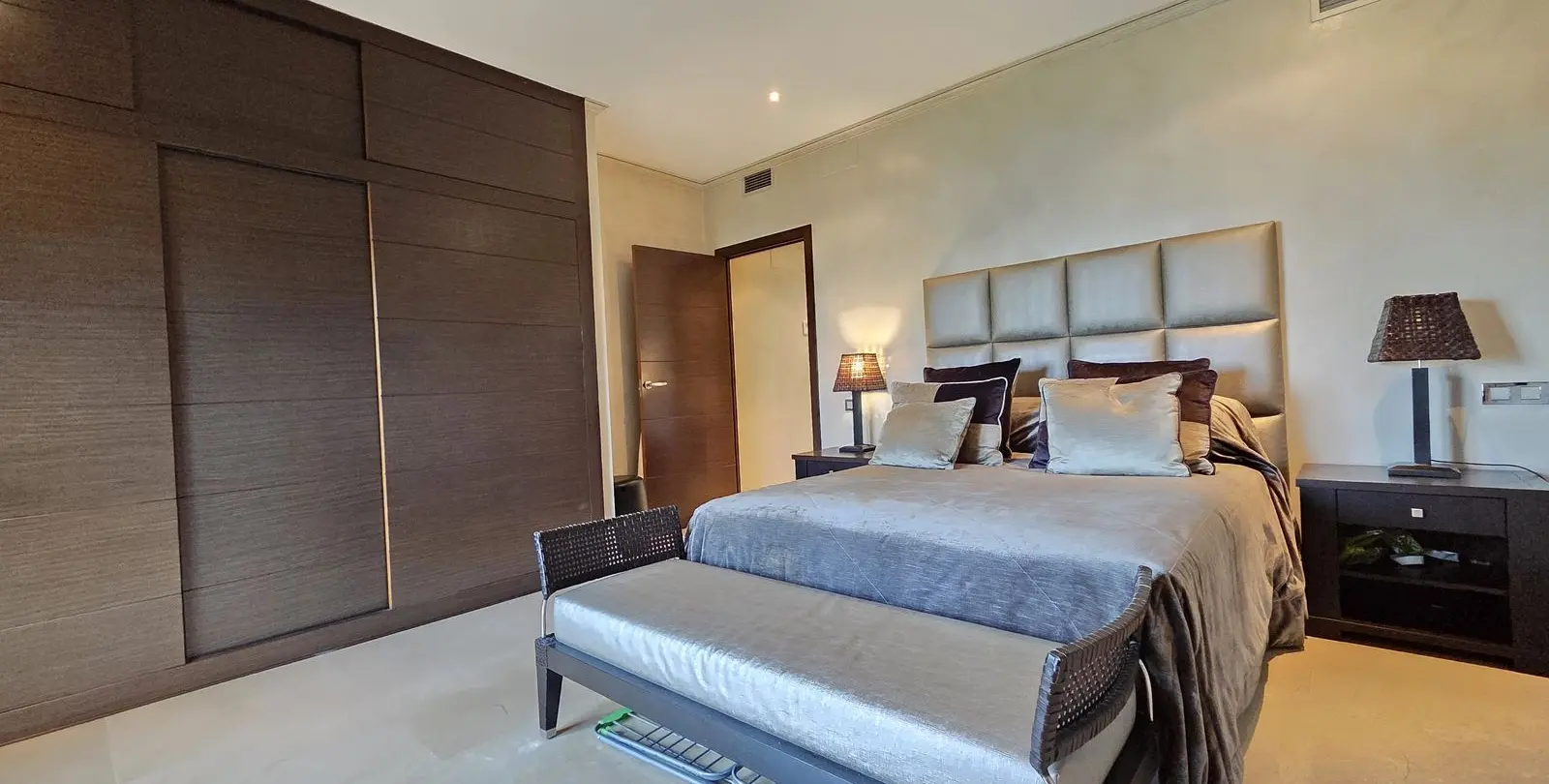 Venta de apartamento en planta baja en Puerto Banús 30