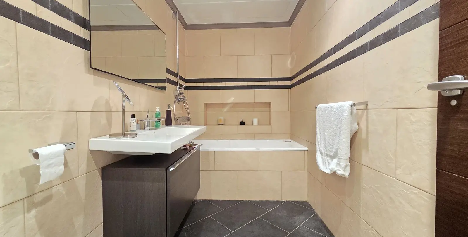 Venta de apartamento en planta baja en Puerto Banús 33