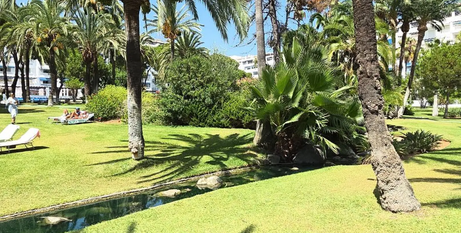 Venta de apartamento en planta baja en Puerto Banús 35