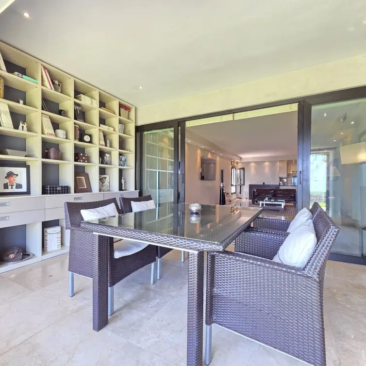 Venta de apartamento en planta baja en Puerto Banús