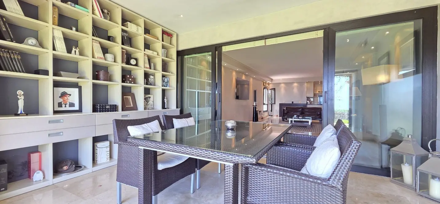 Venta de apartamento en planta baja en Puerto Banús 3