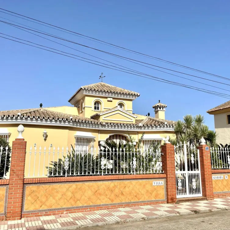 Sale of detached villa in Las Lagunas