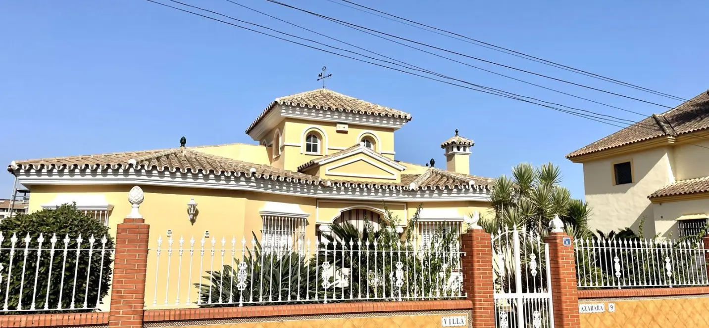 Sale of detached villa in Las Lagunas 0