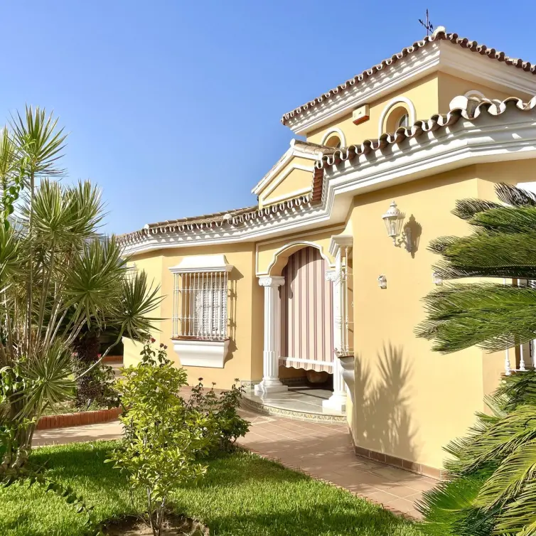 Sale of detached villa in Las Lagunas