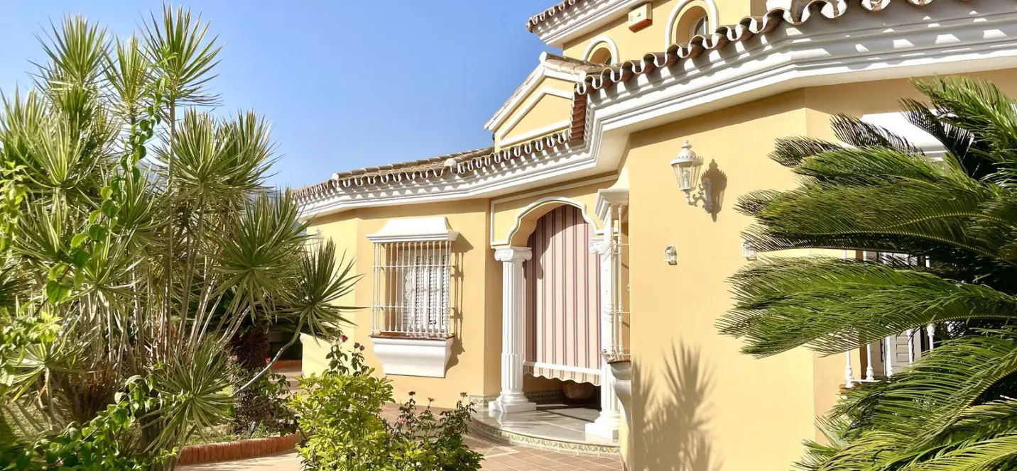 Sale of detached villa in Las Lagunas 1