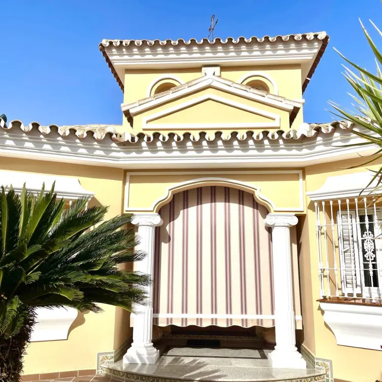 Sale of detached villa in Las Lagunas