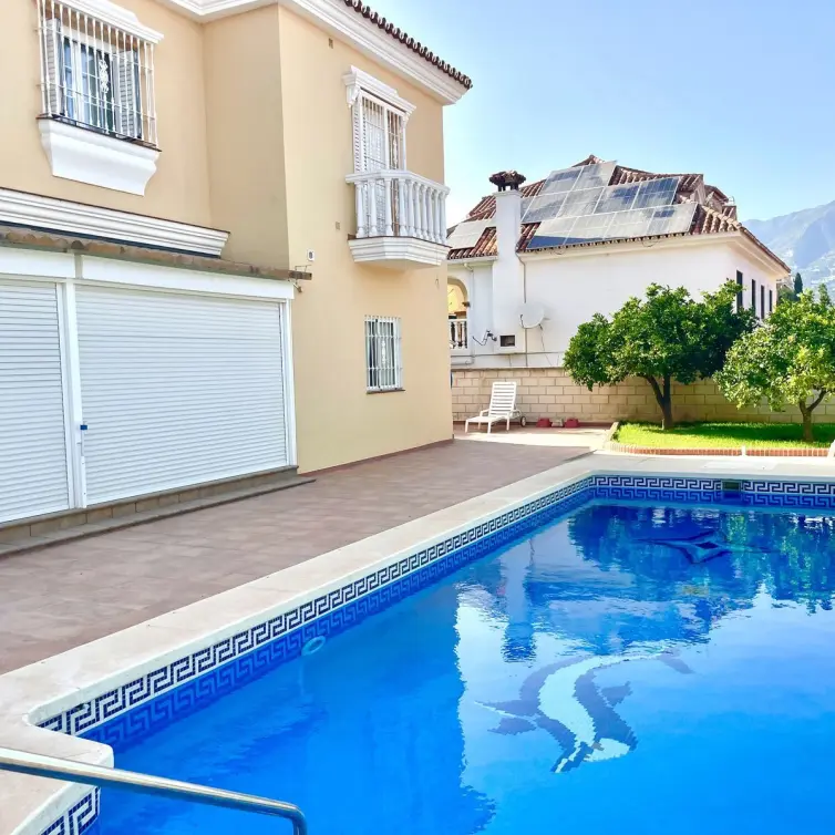 Venta de villa independiente en Las Lagunas