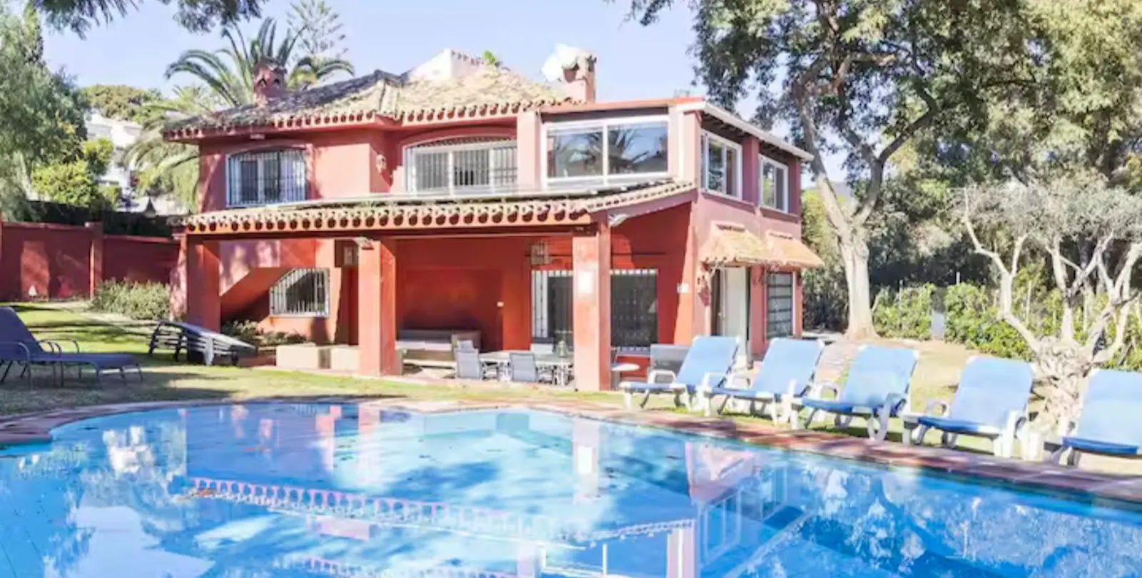 Sale of detached villa in Elviria 1