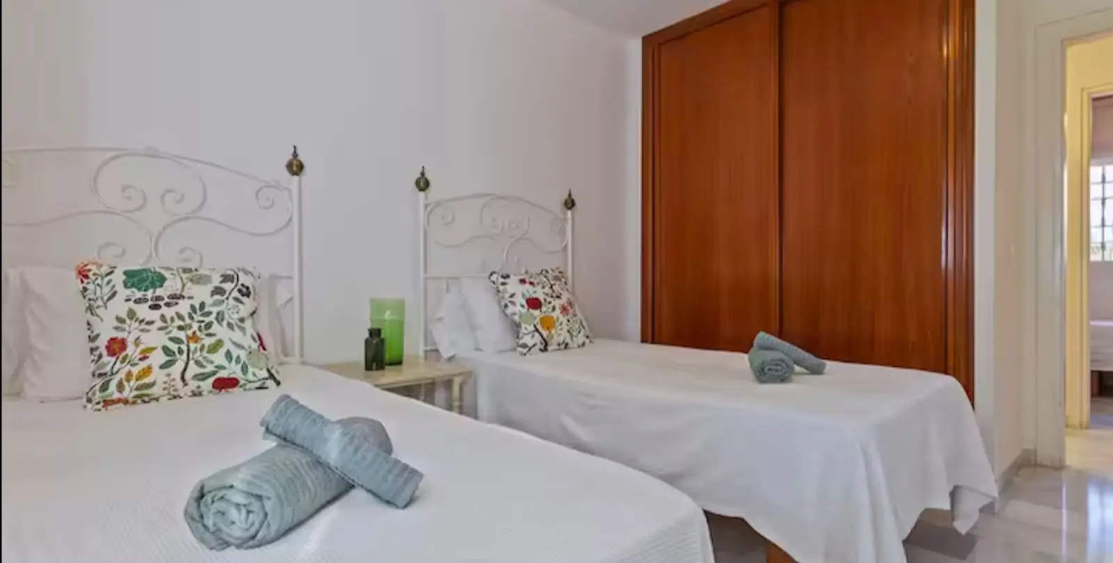 Sale of detached villa in Elviria 25