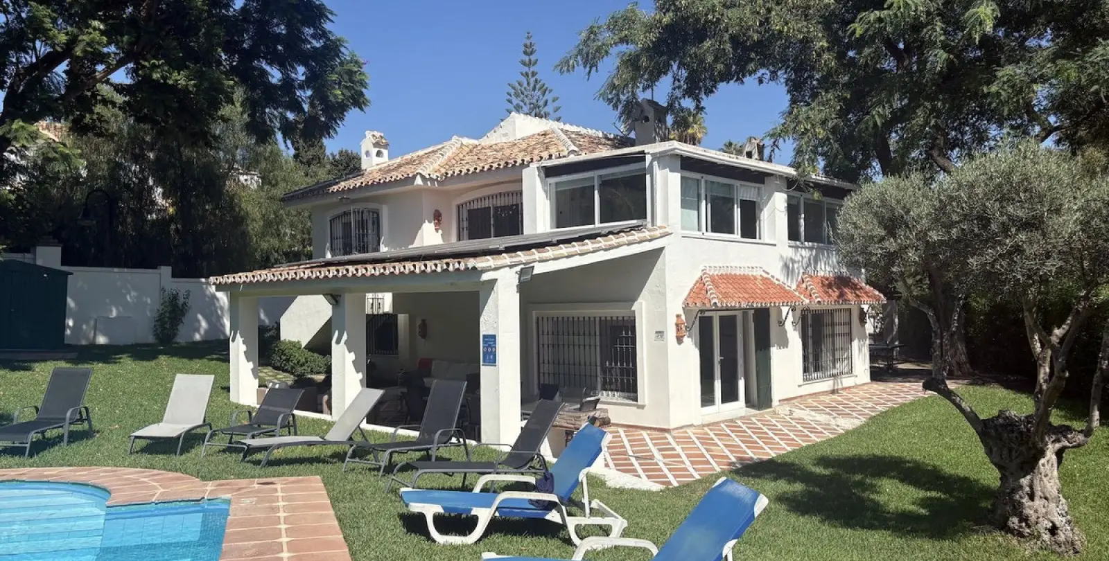 Alquiler a largo plazo de villa independiente en Elviria 1
