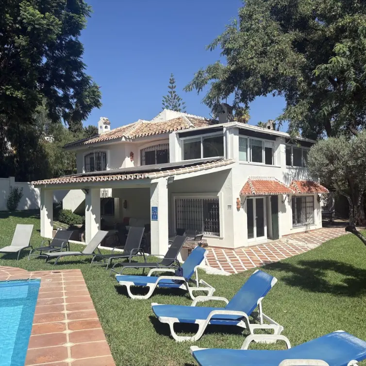Alquiler a largo plazo de villa independiente en Elviria