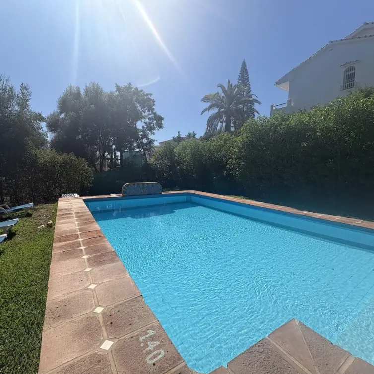 Alquiler a largo plazo de villa independiente en Elviria