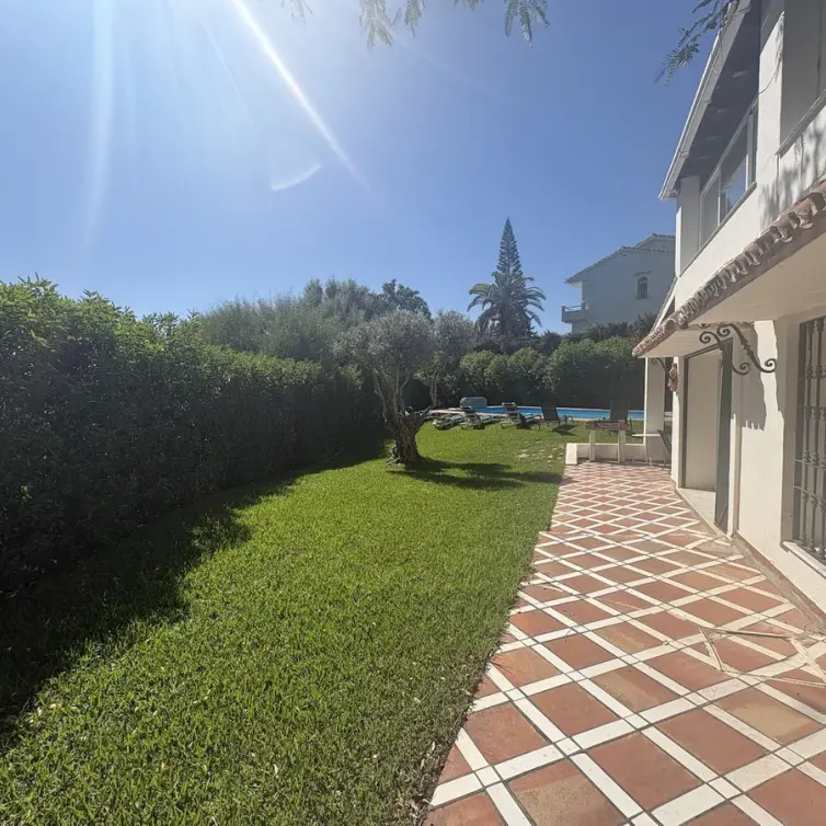 Alquiler a largo plazo de villa independiente en Elviria