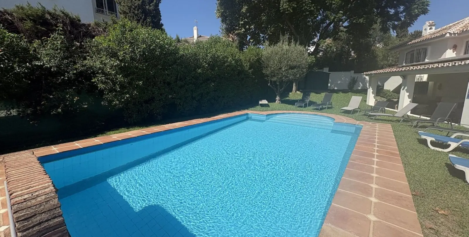 Alquiler a largo plazo de villa independiente en Elviria 32