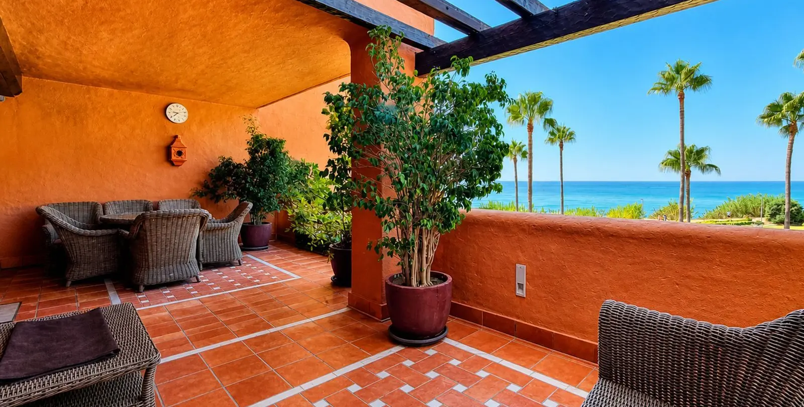 Sale of middle floor apartment in Estepona 1