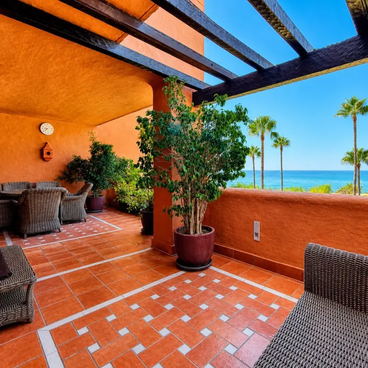 Sale of middle floor apartment in Estepona