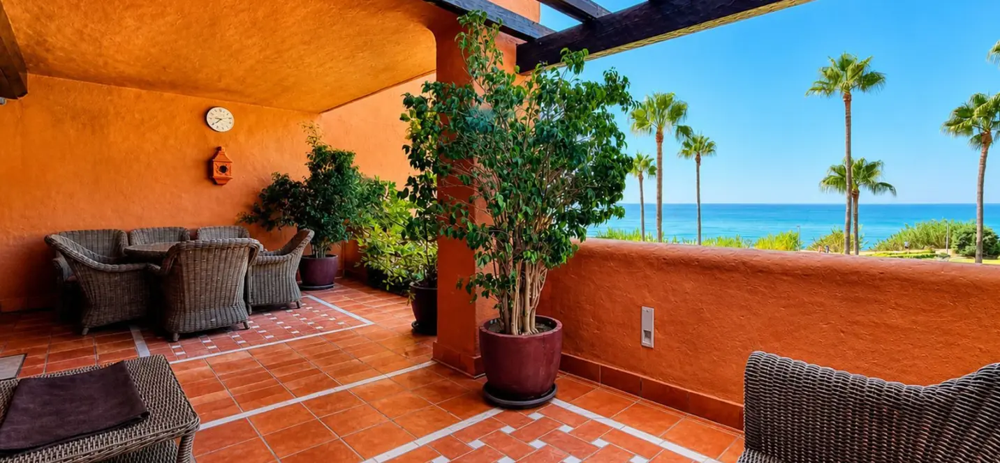 Sale of middle floor apartment in Estepona 0