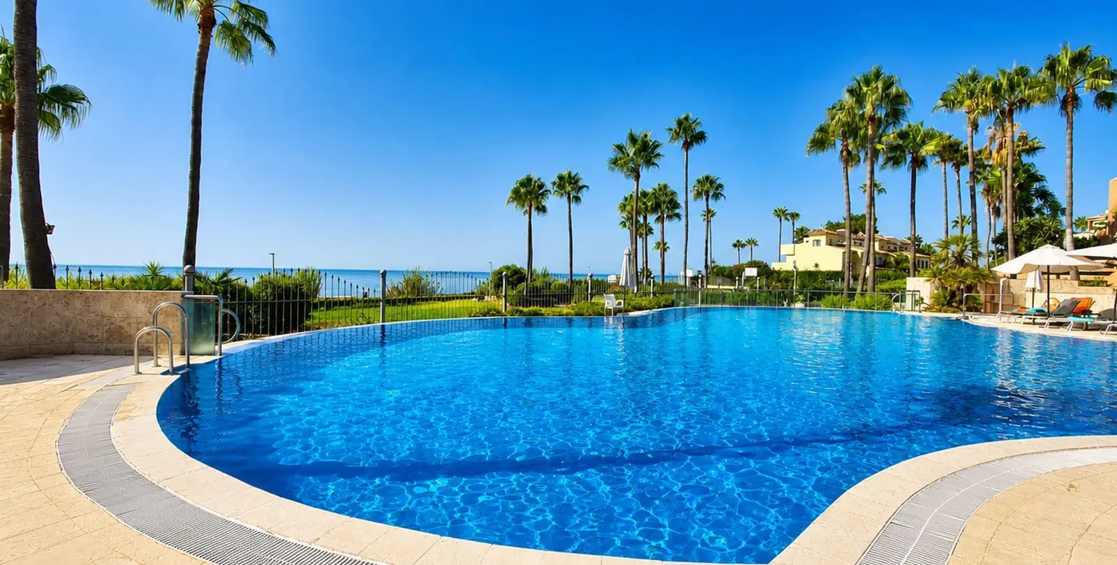 Sale of middle floor apartment in Estepona 2