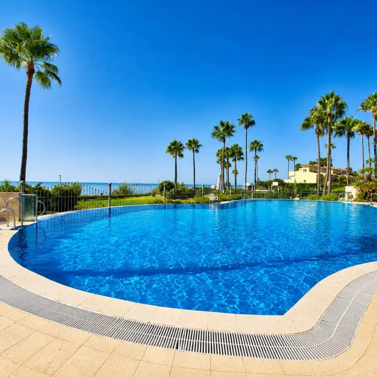 Sale of middle floor apartment in Estepona