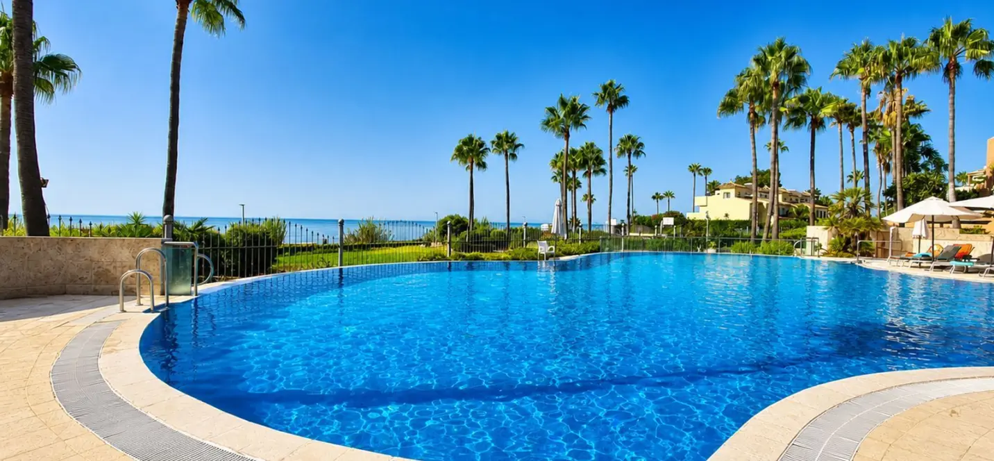 Sale of middle floor apartment in Estepona 1