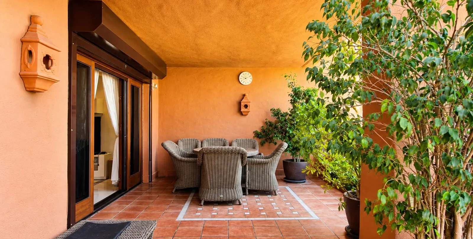 Sale of middle floor apartment in Estepona 3