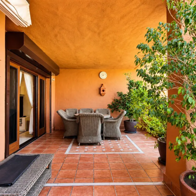 Sale of middle floor apartment in Estepona