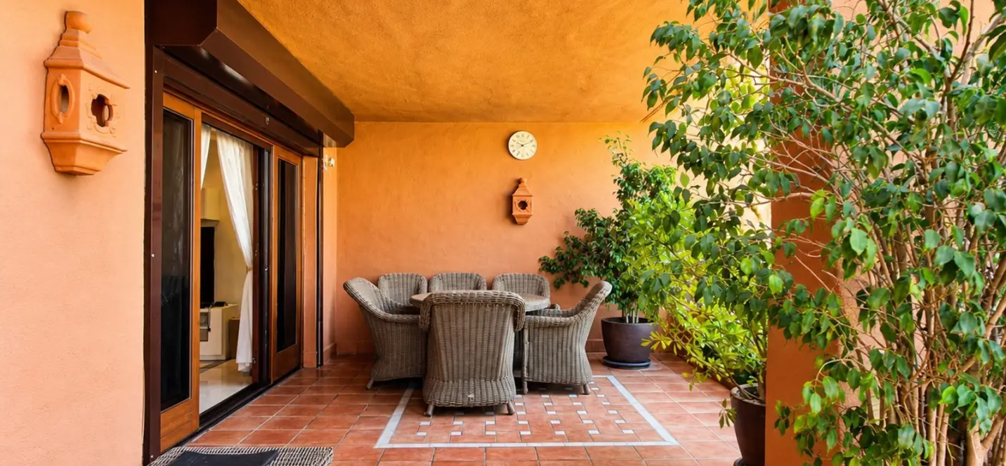 Sale of middle floor apartment in Estepona 2